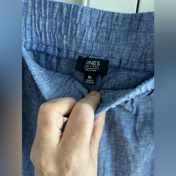 NWOT Jones New York Signature capri pants. Stretch waist. Easy wear.Comfortable. - Picture 3 of 12